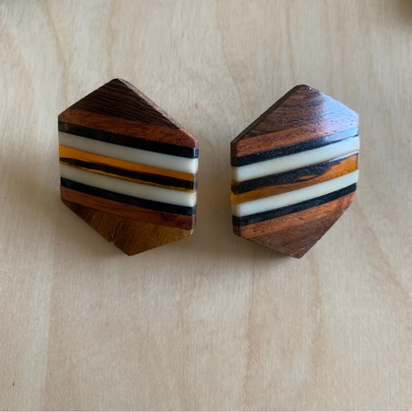 VINTAGE 1970’s WOOD AND RESIN GEOMETRIC EARRINGS HEXAGON SHAPE - Picture 2 of 4